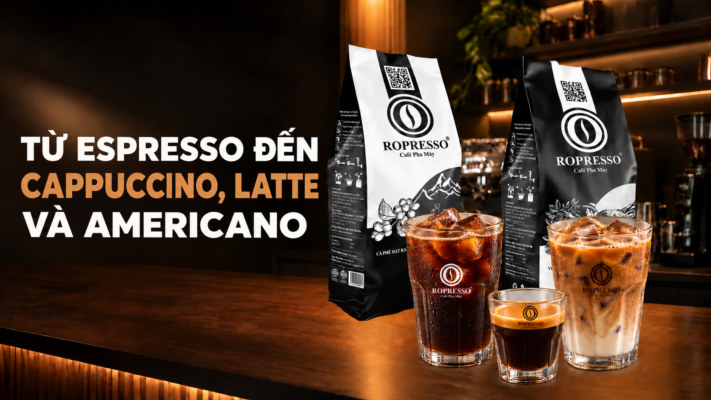 Ảnh tiêu đề Từ Espresso đến Cappuccino, Latte và Americano với túi cà phê và ba ly ROPRESSO.