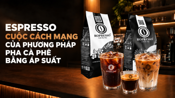 Ảnh tiêu đề espresso trên nền ngà trắng, trang trí quả cà phê và hạt rang.